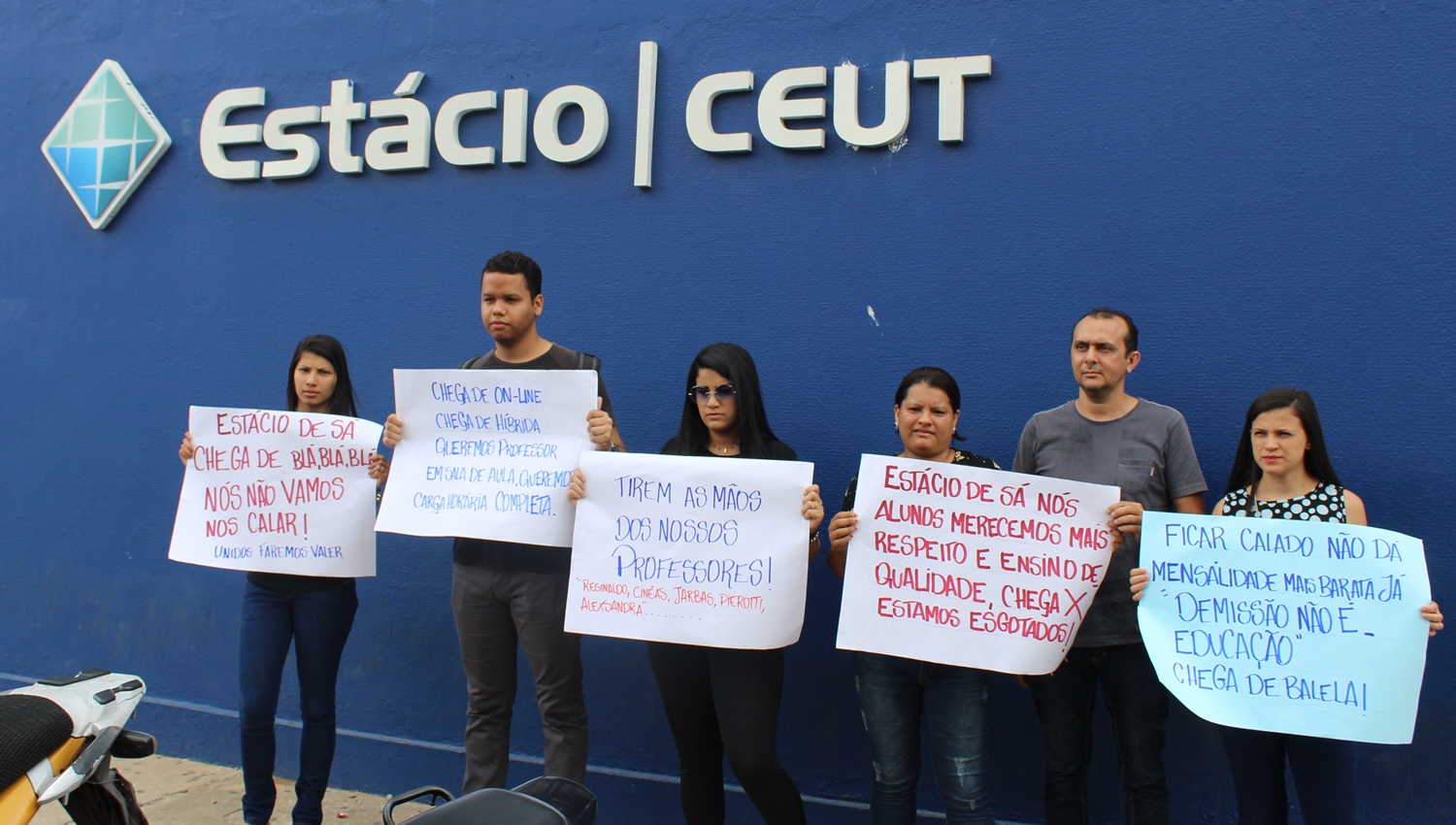 Estudantes protestam em frente ao prédio da faculdade Estácio Teresina.