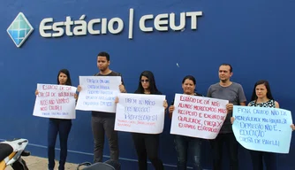 Estudantes protestam em frente ao prédio da faculdade Estácio Teresina.