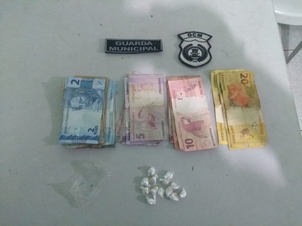 Foram apreendidas 13 pedras de crack, duas correntes e a quantia de R$ 165 em dinheiro trocado