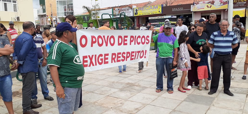 Moradores de Picos realizam protesto em apoio ao coronel Viana