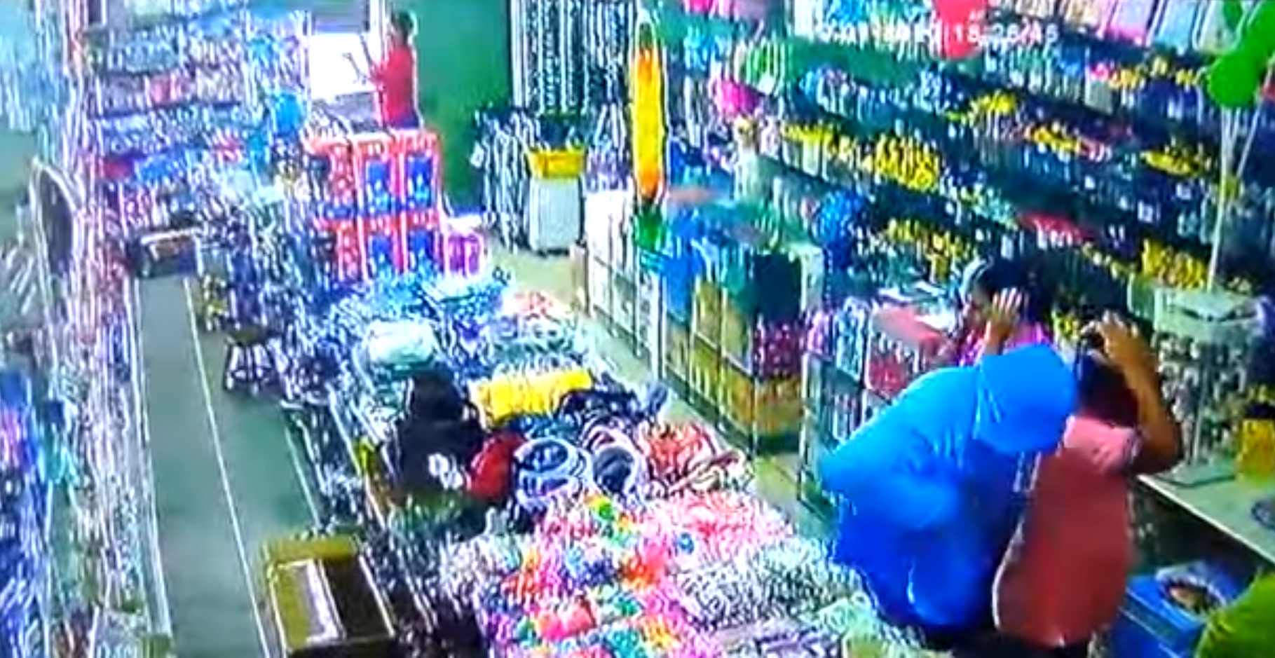 Vídeo mostra momento em que três homens rendem funcionários e clientes dentro de loja