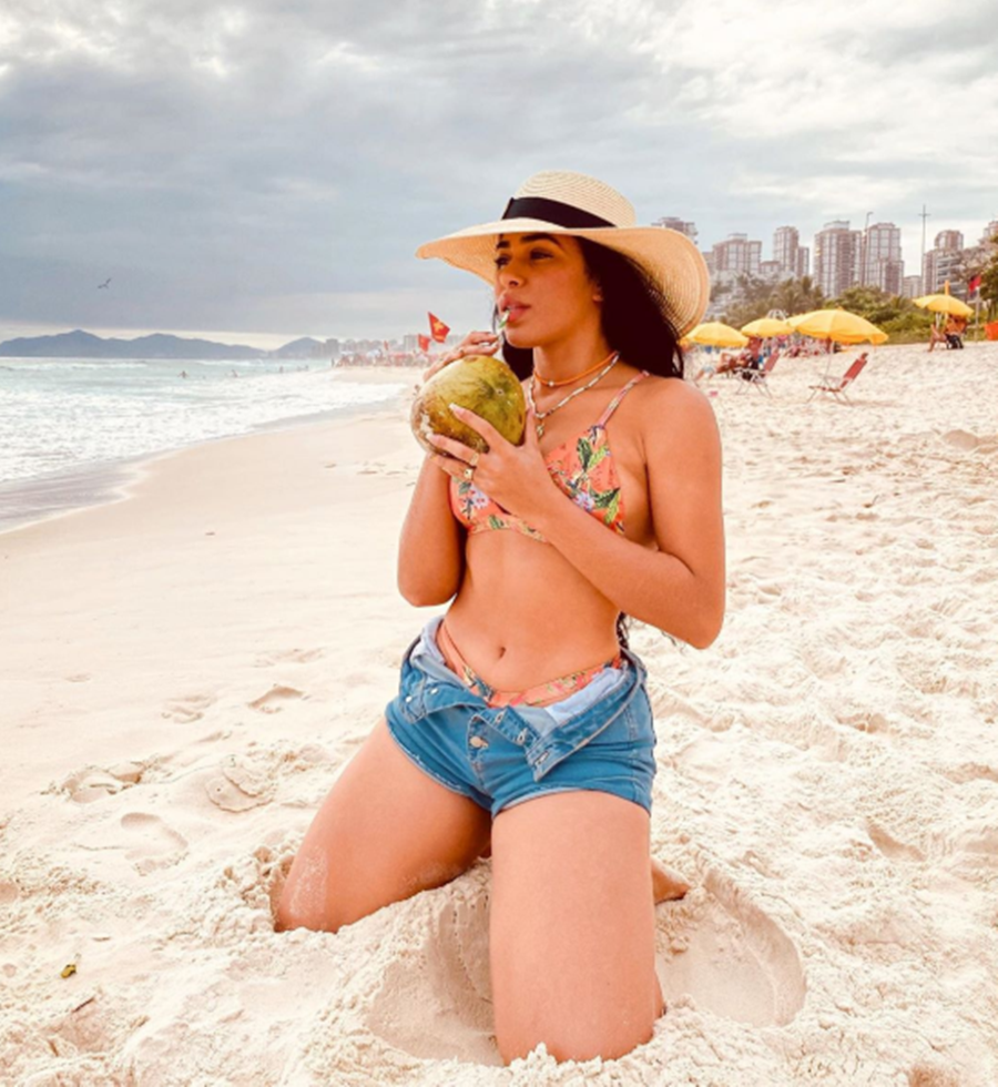 Ex-BBB Elana ostenta boa forma em foto na praia e recebe elogios