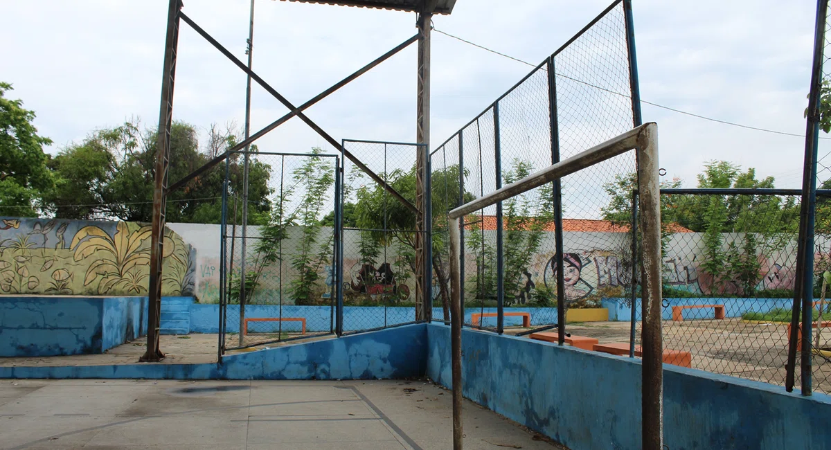 Quadra de esportes do bairro Água Mineral deteriorada e abandonada pelo poder público.