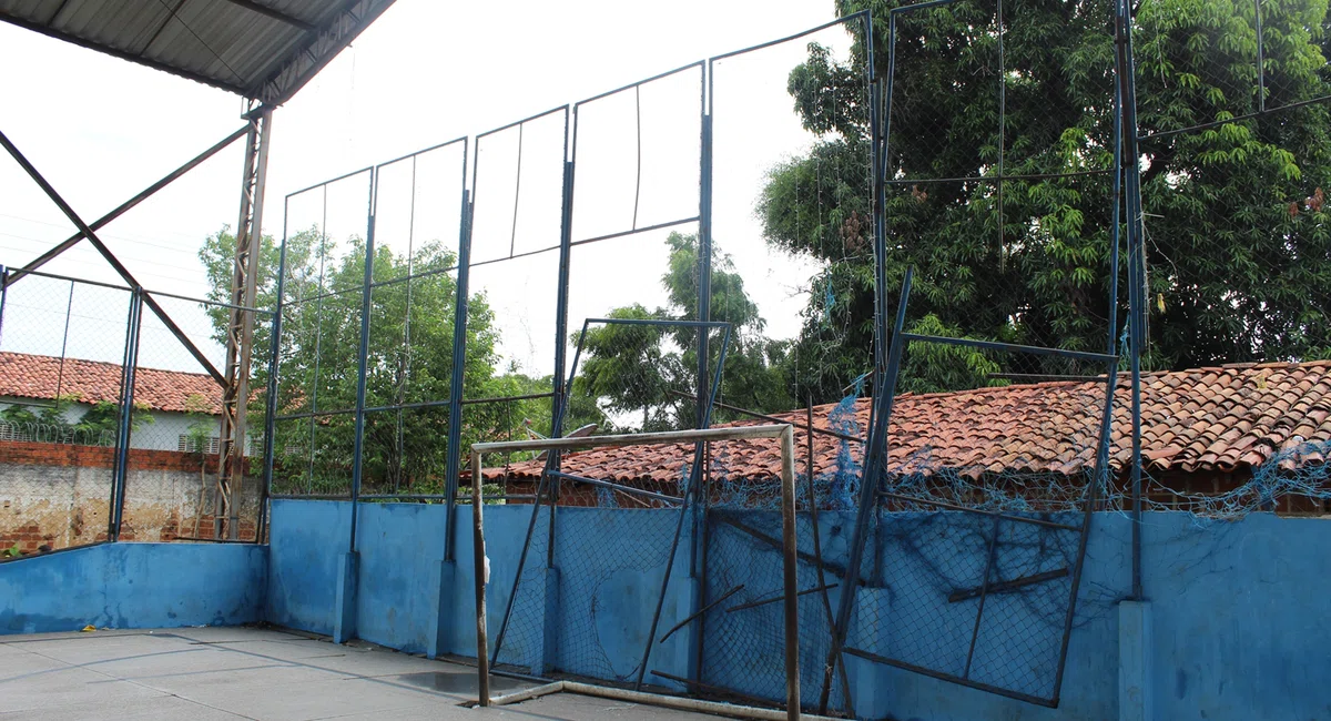 Quadra de esportes do bairro Água Mineral deteriorada e abandonada pelo poder público.