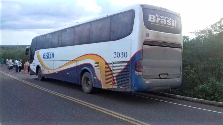 Mulher tem corpo esmagado ao colidir com ônibus em Brejo do Piauí