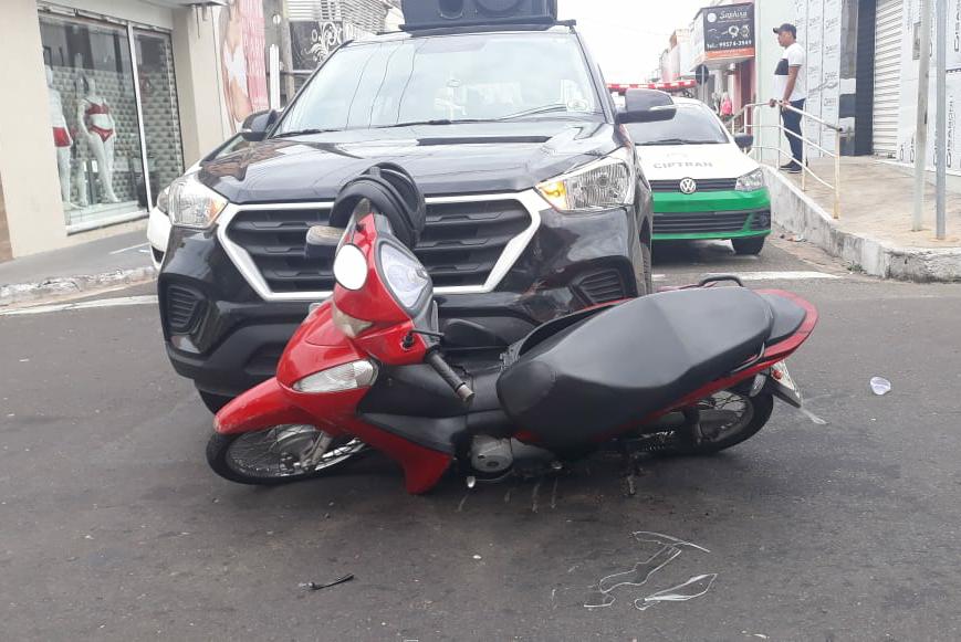 Um casal ficou ferido após acidente na Rua Areolino de Abreu, no Centro da capital.