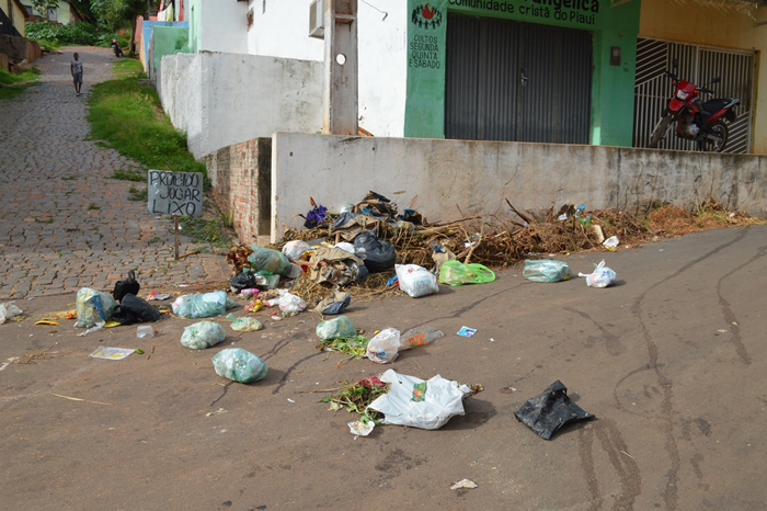 Lixo no cruzmento das ruas Paraíba e João XXIII.