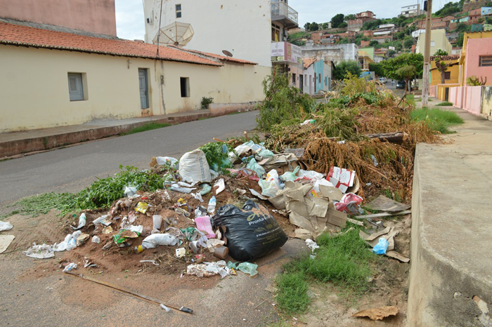 Lixo e entulhos acumulados já tomam metade da rua Osvaldo Cruz