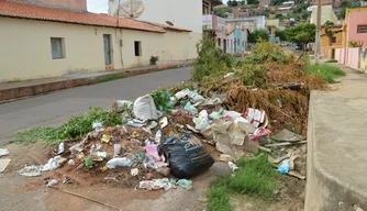 Lixo e entulhos acumulados já tomam metade da rua Osvaldo Cruz