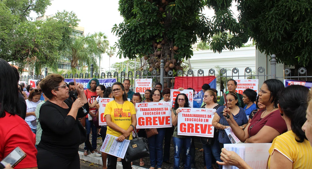 Professores protestam por reajuste salarial pelo Governo do Estado.
