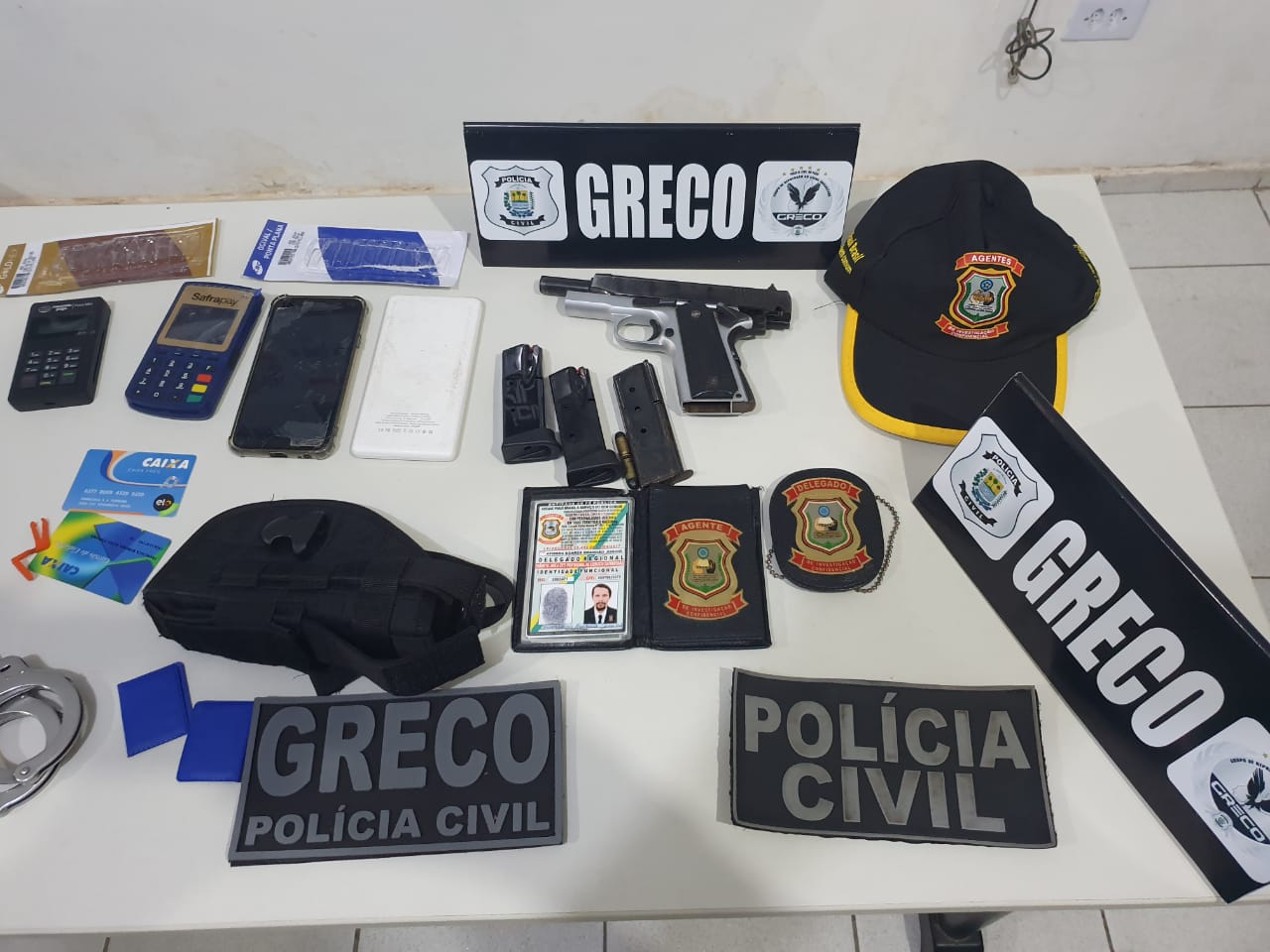 Material apreendido na casa de Afonso Brandão, suspeito de se passar por delegado em Teresina