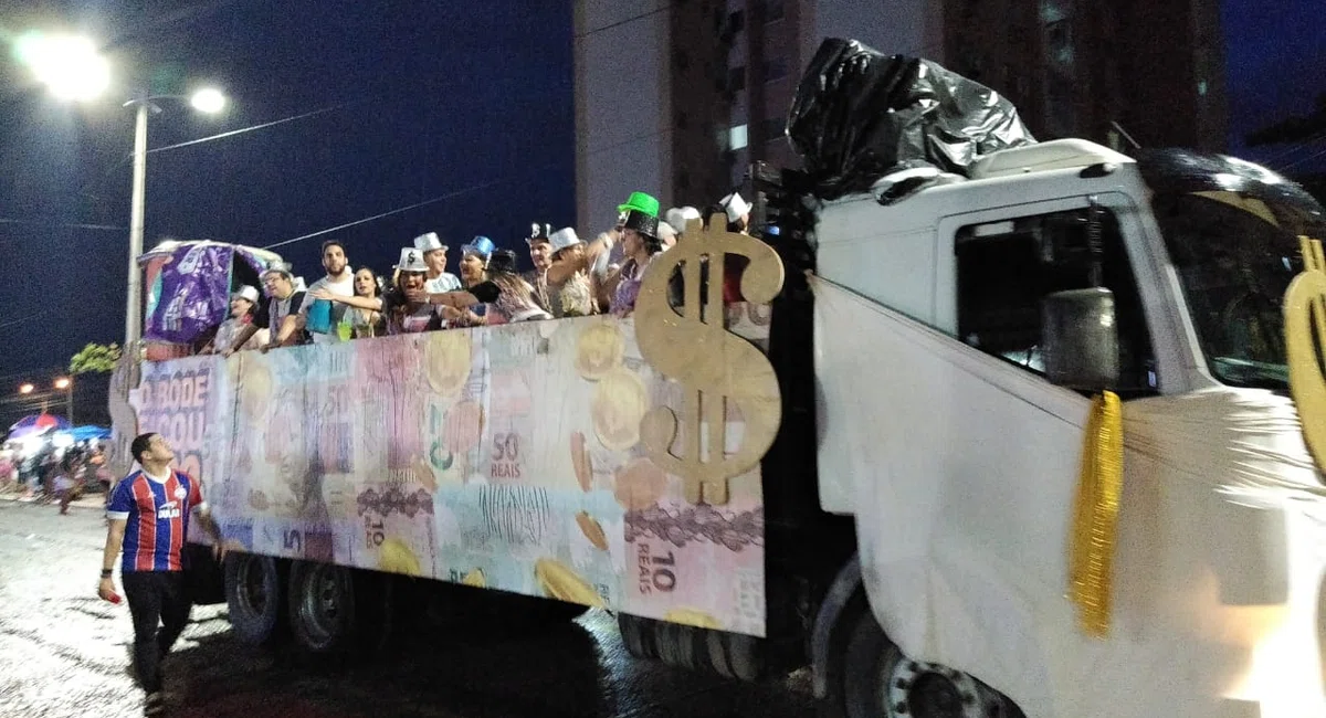 Caminhão temático desfilando no Corso 2020.