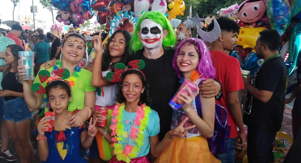 Família fantasiada no Corso de Teresina.