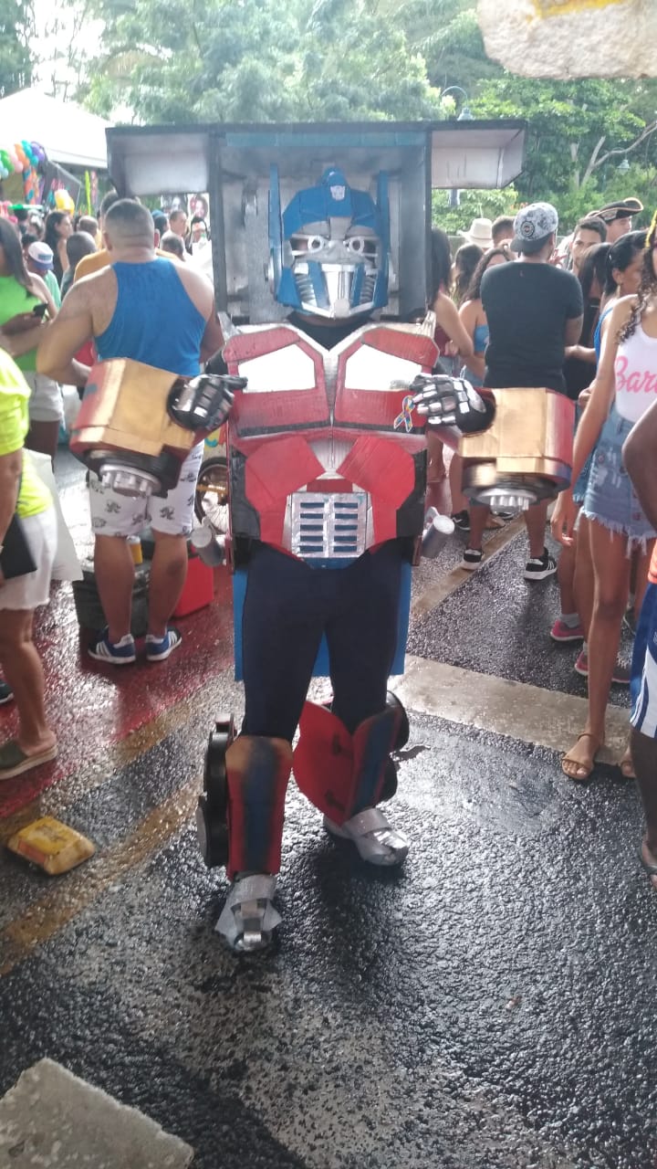 Orlando Barros homenageou o filme norte-americano Transformers.