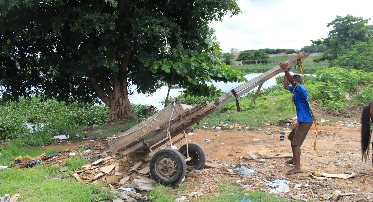Carroceiro Despejando Lixo na Beira do Lago, Mocambinho