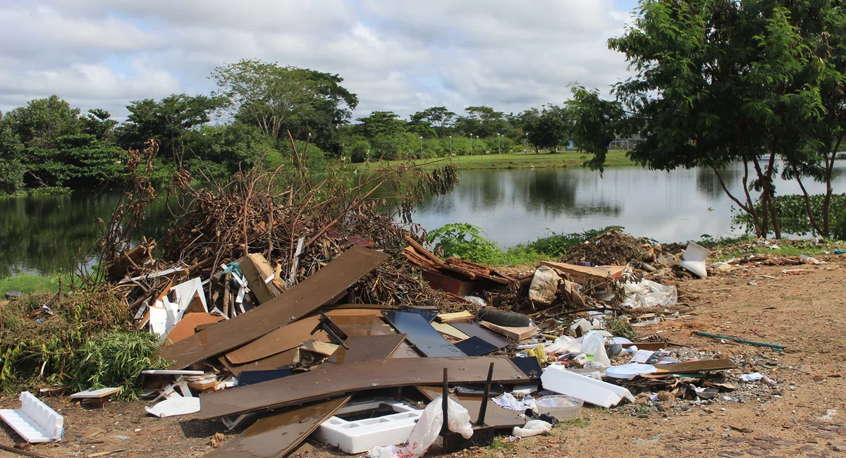 Lixo Próximo a Lagoa, Mocambinho