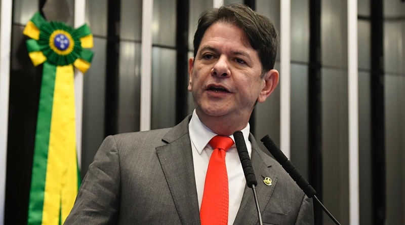 Senador licenciado Cid Gomes.
