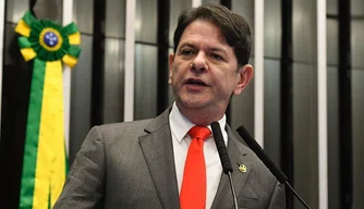 Senador licenciado Cid Gomes.