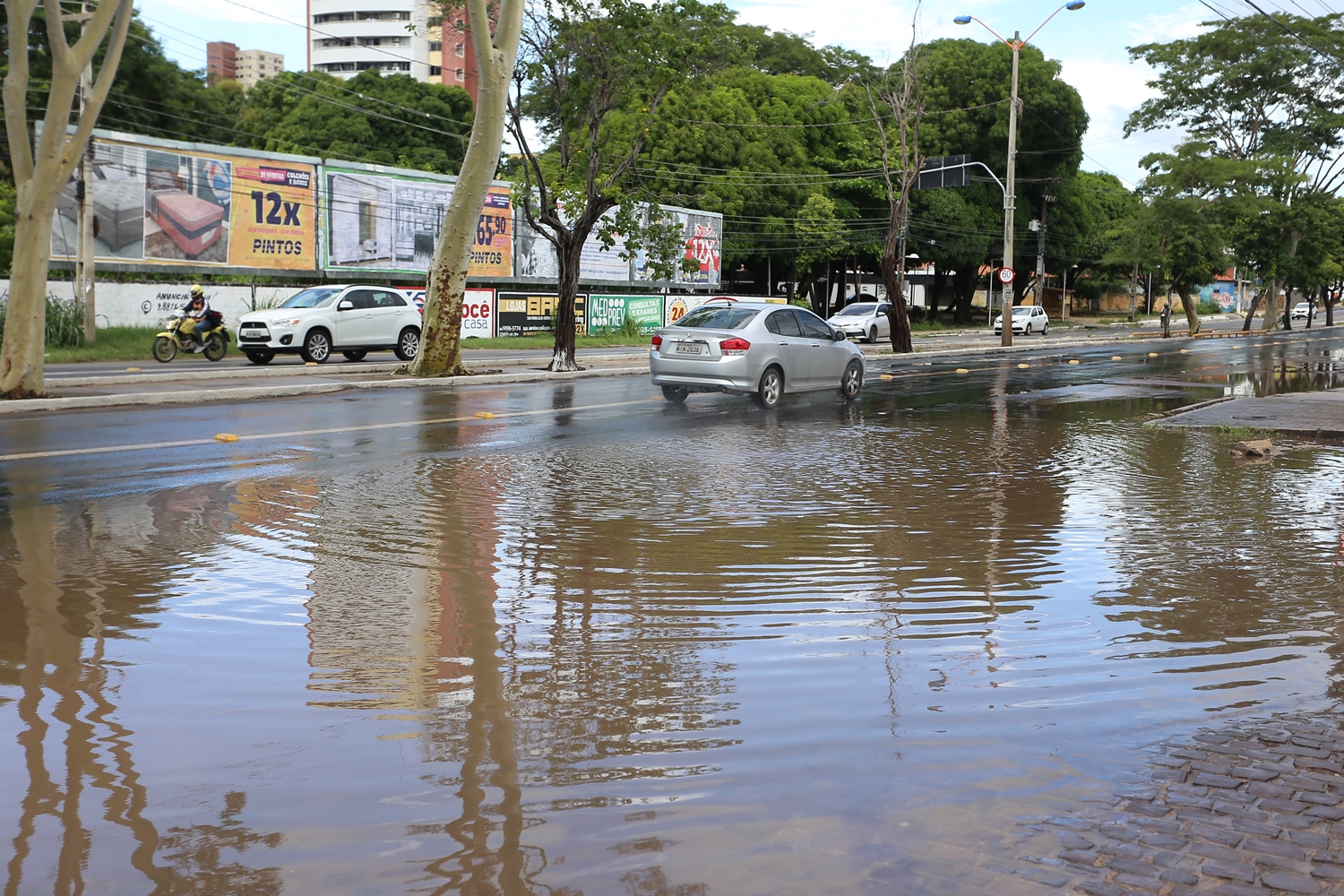 Avenida Presidente Kennedy fica agalada durante chuva nesta madrugada em Teresina
