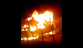 Ônibus do Consórcio Poty pega fogo no bairro Santa Maria da Codipi.
