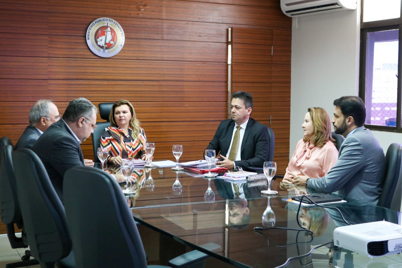 Representantes do Ministério Público com os secretários Florentino Neto e Osmar Júnior.