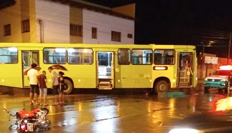 Homem morre após colisão entre ônibus e moto no Torquato Neto