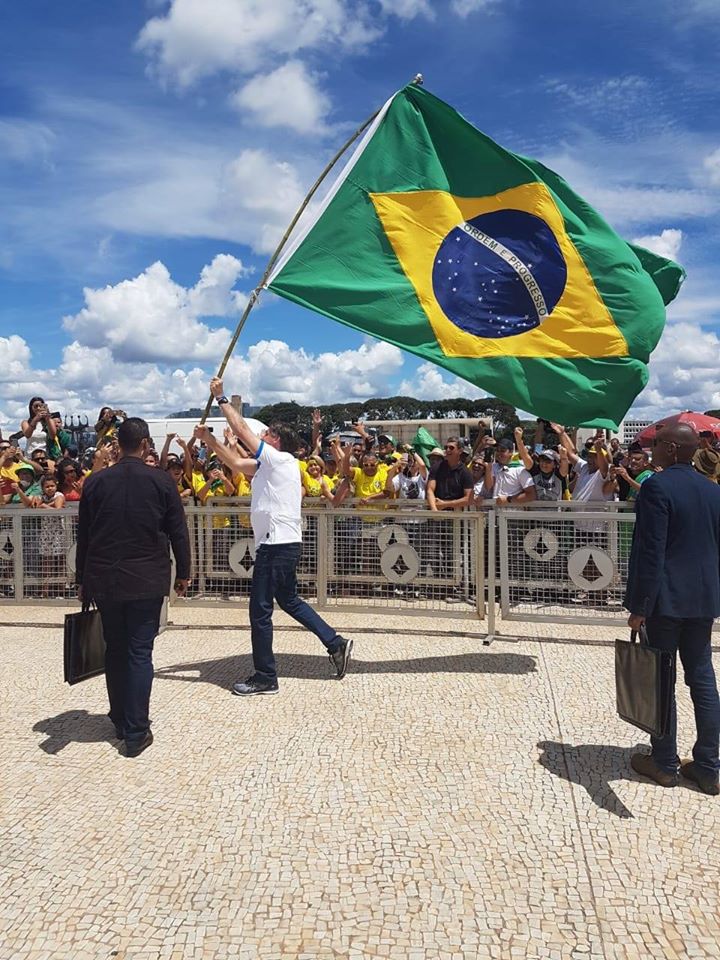 Presidente na área externa do Palácio do Planalto