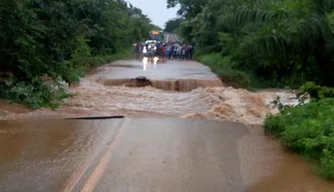 Transbordo de riacho causa rompimento da PI-130 entre Nazária e Teresina.