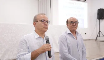 Prefeito Firmino Filho durante reunião.