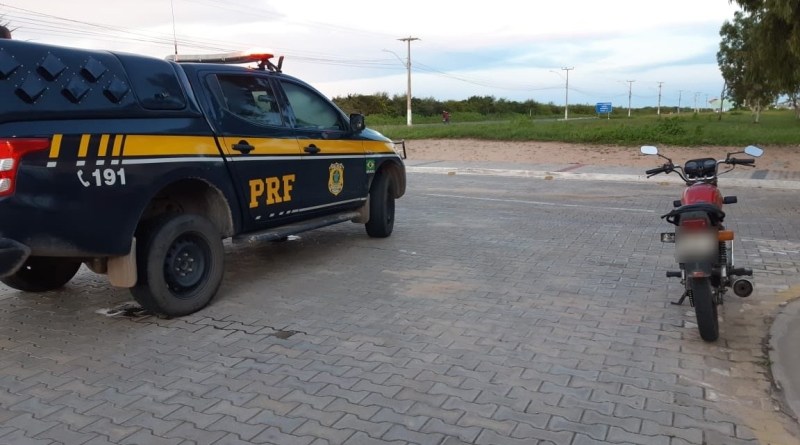 Motocicleta apreendida na BR 343, em Parnaíba