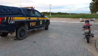 Motocicleta apreendida na BR 343, em Parnaíba
