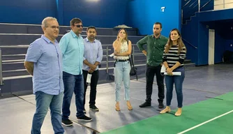 O prefeito visitou a quadra esportiva da UFPI.