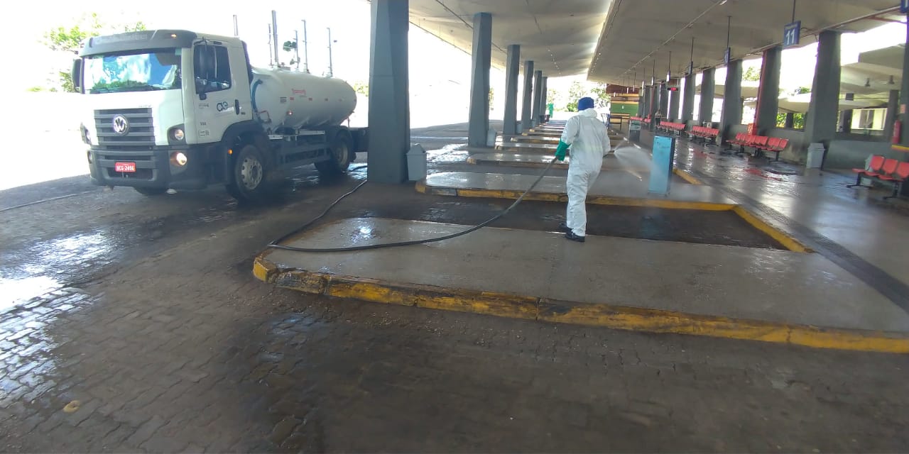 Águas de Teresina realiza desinfecção de espaços no Terminal Rodoviário Lucídio Portela.