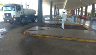 Águas de Teresina realiza desinfecção de espaços no Terminal Rodoviário Lucídio Portela.