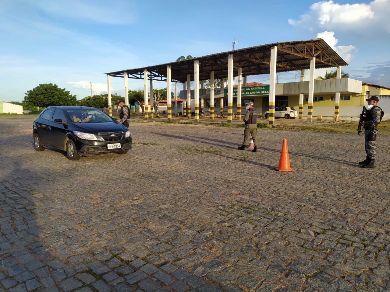 Fiscalização nas barreiras.