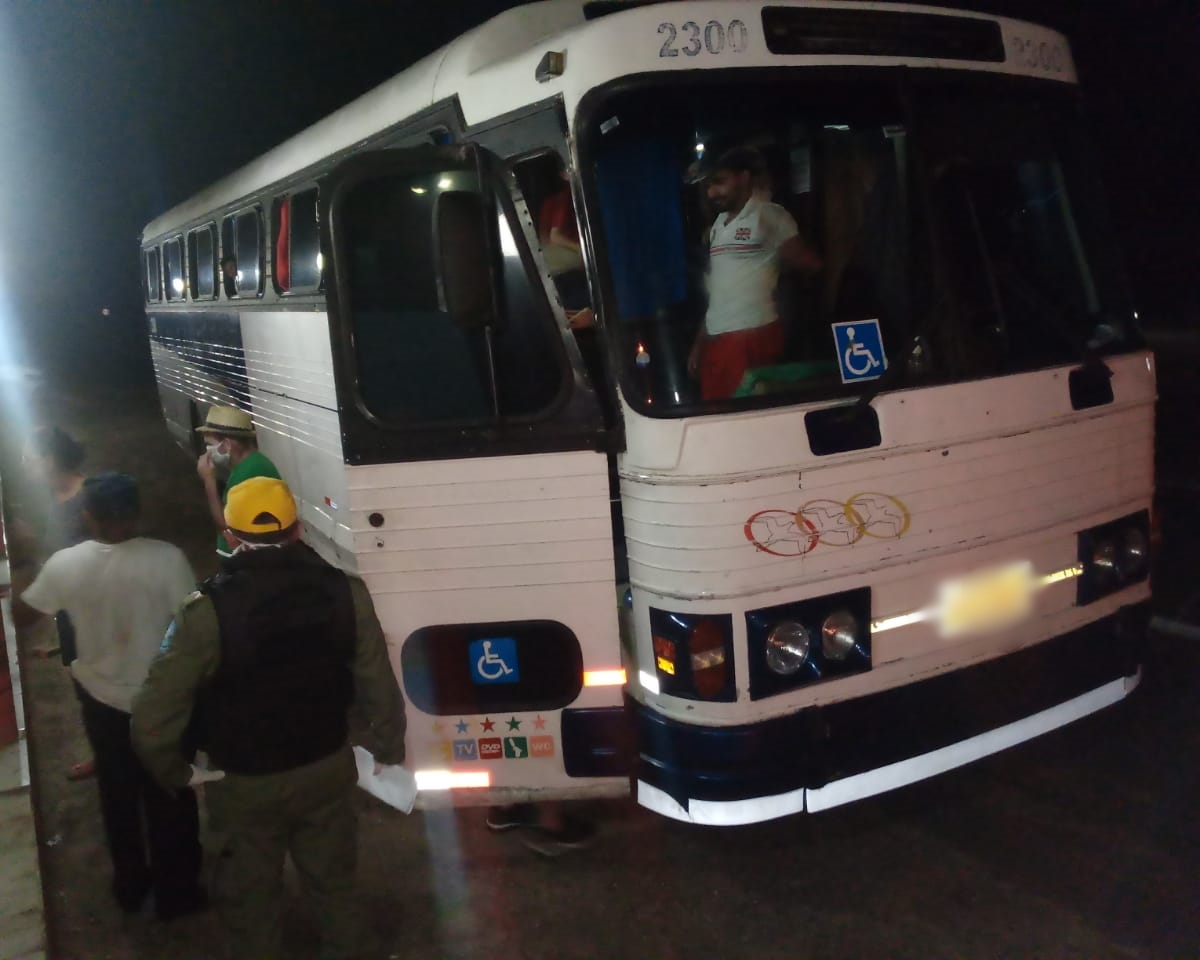 Ônibus com 47 passageiros vindos de São Paulo foi apreendido em São João da Fronteira.