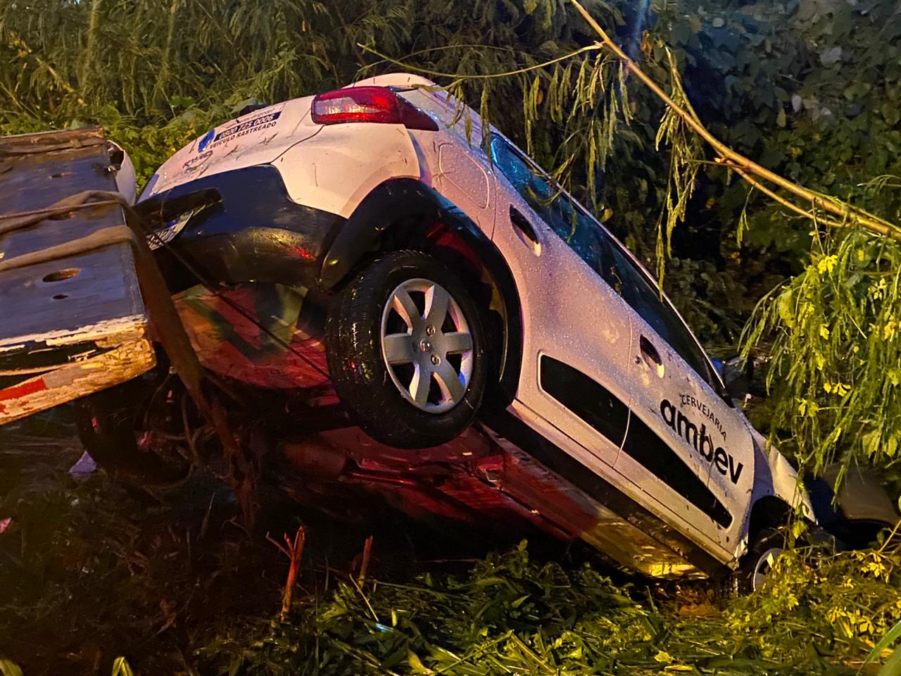 Carro arrastado pela chuva