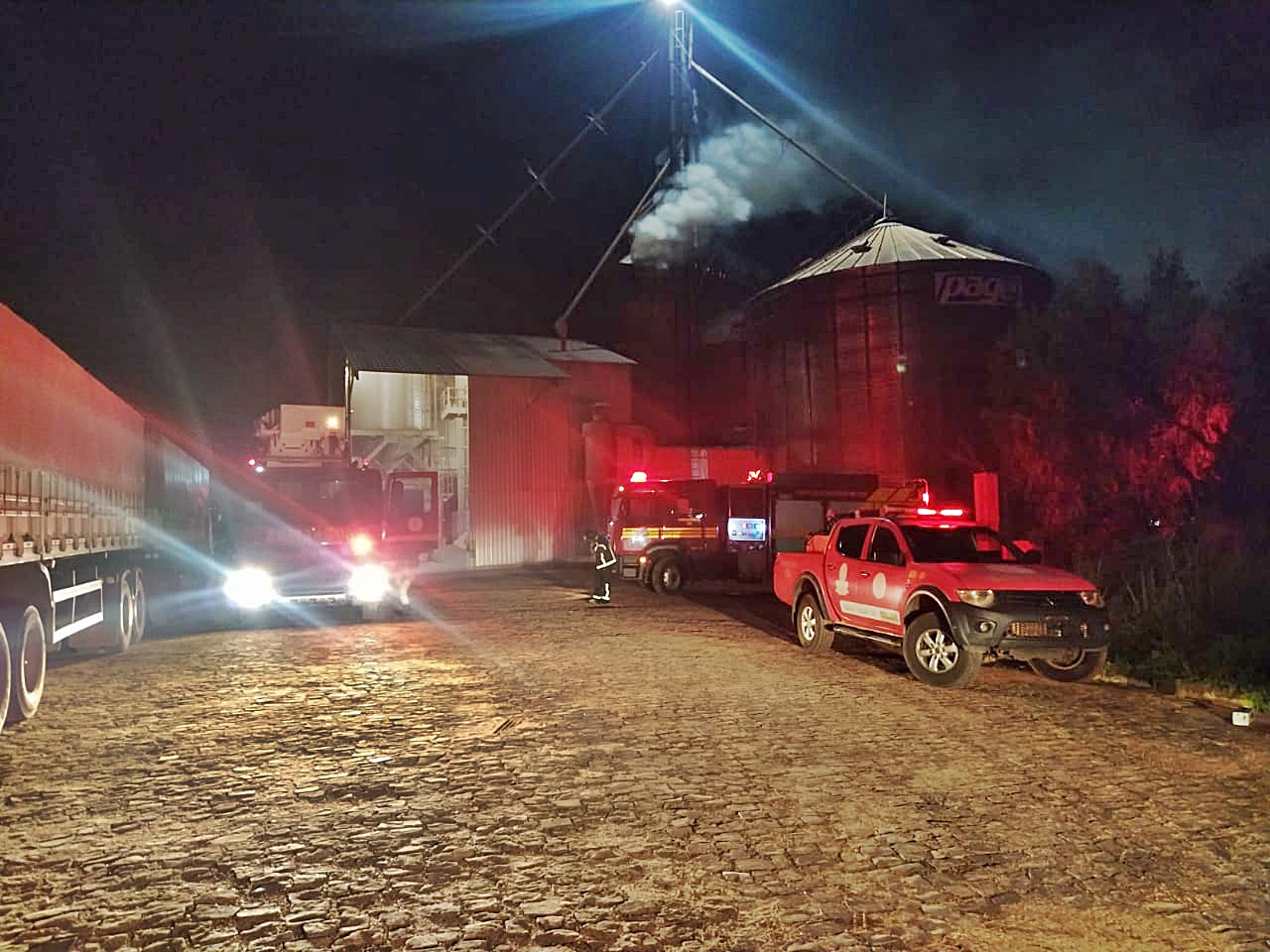 O Corpo de Bombeiros foi acionado para controlar o incêndio na fábrica.