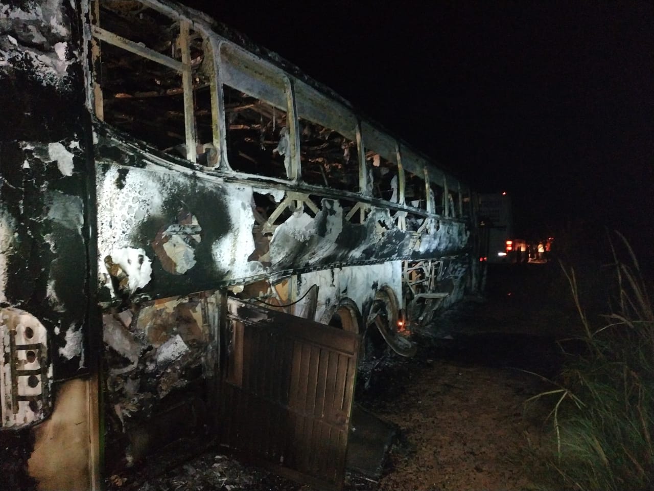 O ônibus foi completamente consumido pelas chamas.