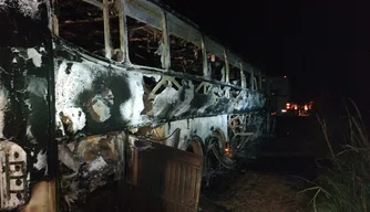 O ônibus foi completamente consumido pelas chamas.