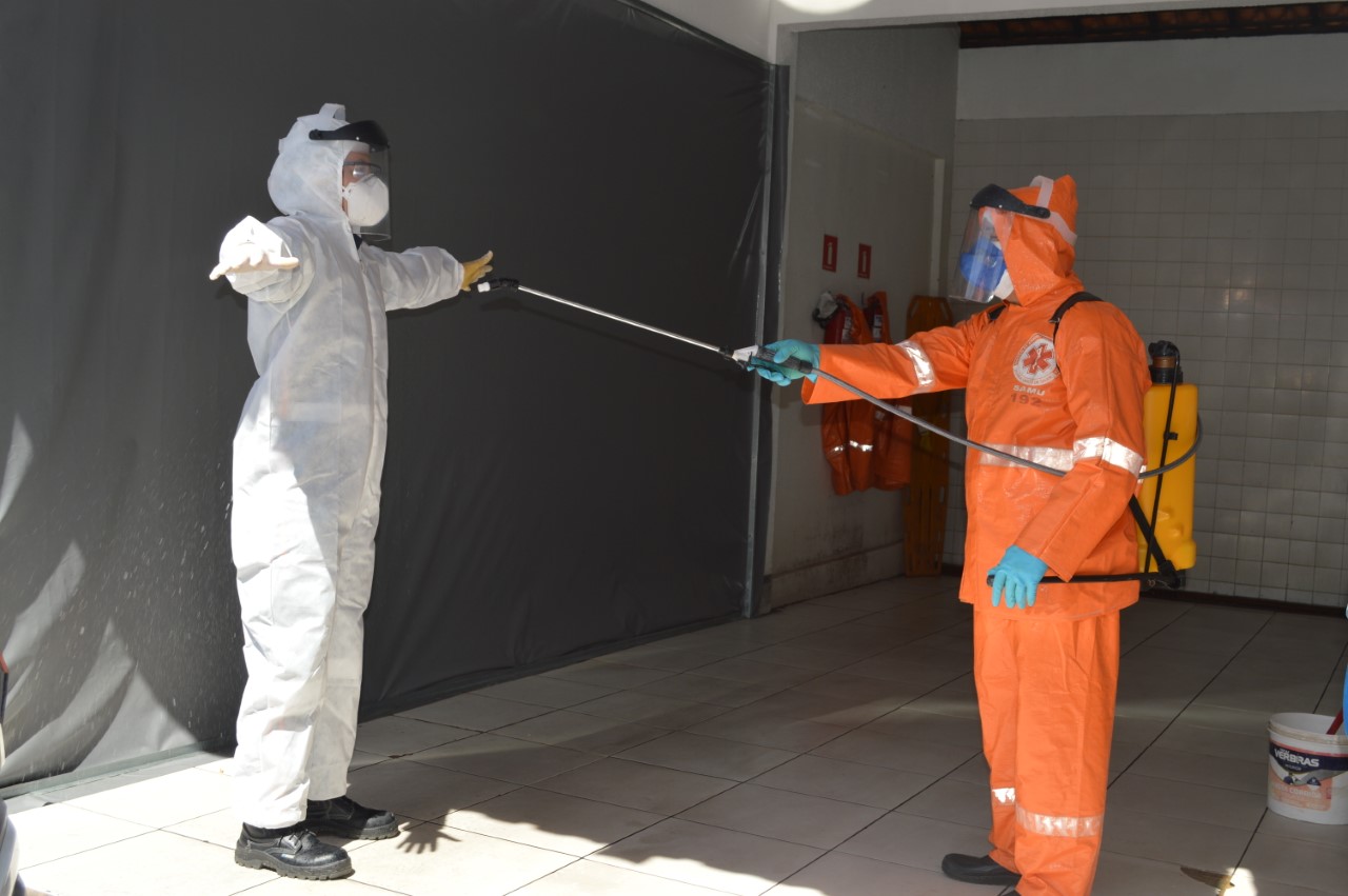 SAMU pulveriza vestimentas para evitar contaminação da Covid-19