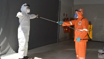 SAMU pulveriza vestimentas para evitar contaminação da Covid-19