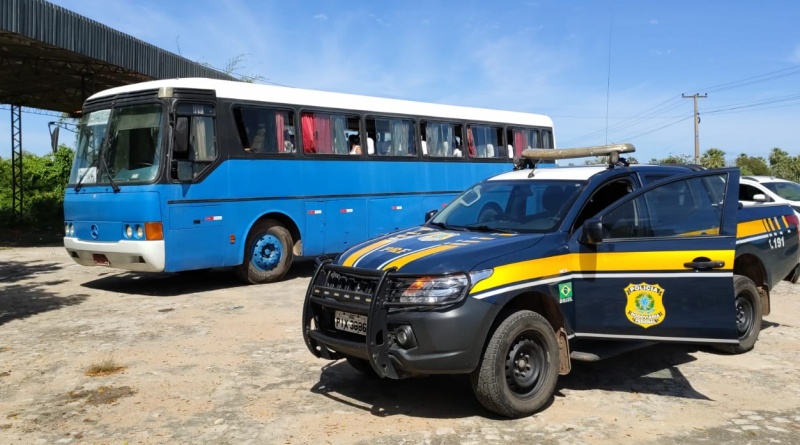PRF intercepta ônibus vindo de São Paulo na BR-343 em Campo Maior