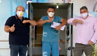 Prefeito de Trizidela do Vale e médicos visitam hospital em Floriano