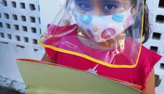 Criança protegida contra o coronavírus