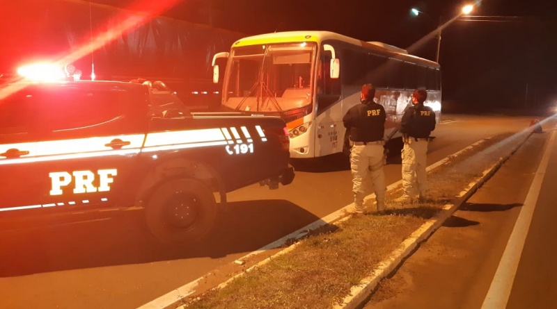 Ônibus com restrição judicial de circulação foi apreendido em Picos.