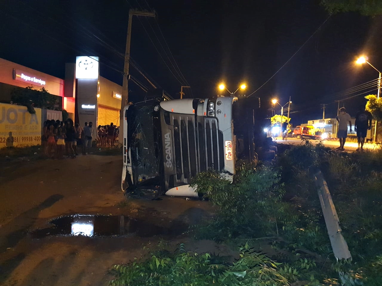 O caminhão tombou na BR-316, área do município de Picos.
