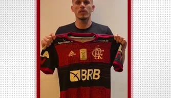 Renê doa camisa do Flamengo autografada