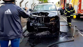 O veículo ficou com a frente parcialmente destruída devido ao incêndio.