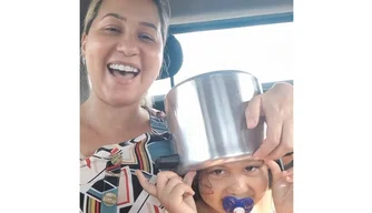 Menina que prendeu a cabeça em panela participa do programa da Fátima